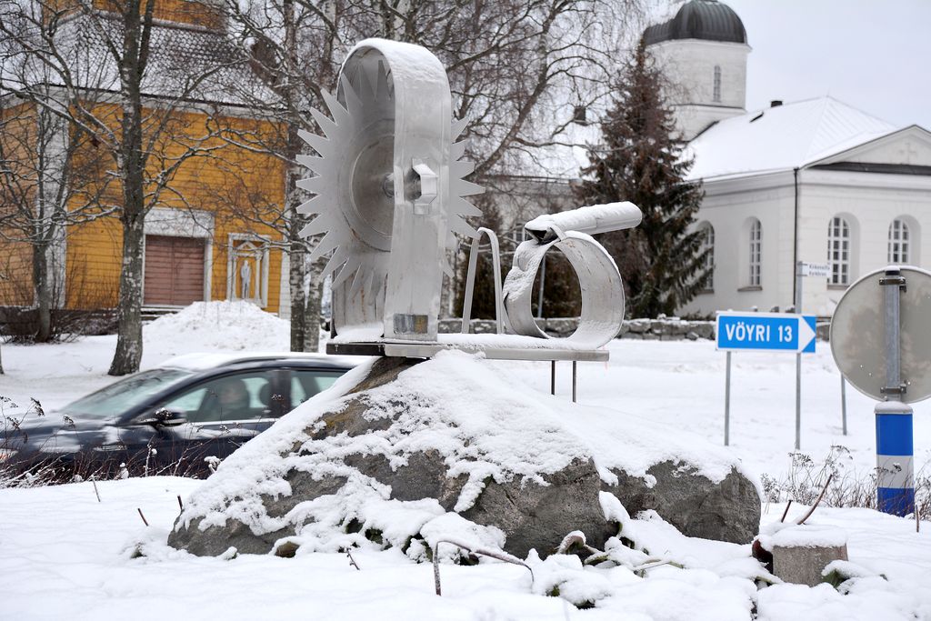 Vähänkyrön kirkonkylän kiertoliittymän jättifyrrylle on tehty hiljattain ilkivaltaa. Sen piipun etuosa on katkaistu vääntämällä se irti.