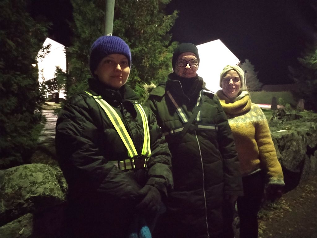 Minna Saarikoski, Carita Hietanen ja Sanna Syri partioivat lokakuisena perjantai-iltana Vähänkyrön keskustassa.