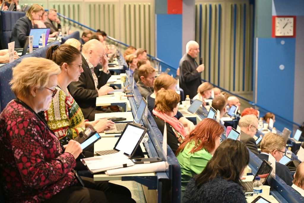 Aluevaltuusto äänesti maanantaina neljä kertaa. Niistä kolme liittyi investointisuunnitelmaan. Kuvassa etualalla toisena vasemmmalta isokyröläinen Helena Tuuri-Tammela ja taustalla puhumassa isokyröläinen Jaakko Pukkinen aluevaltuuston kokouksessa.