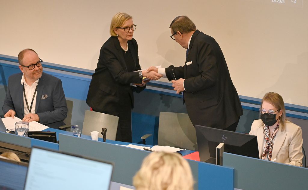 Kokouksen avannut, iältään vanhin aluevaltuutettu Raimo Vistbacka onnitteli aluevaltuuston puheenjohtajaksi jälleen valittua Paula Risikkoa. 